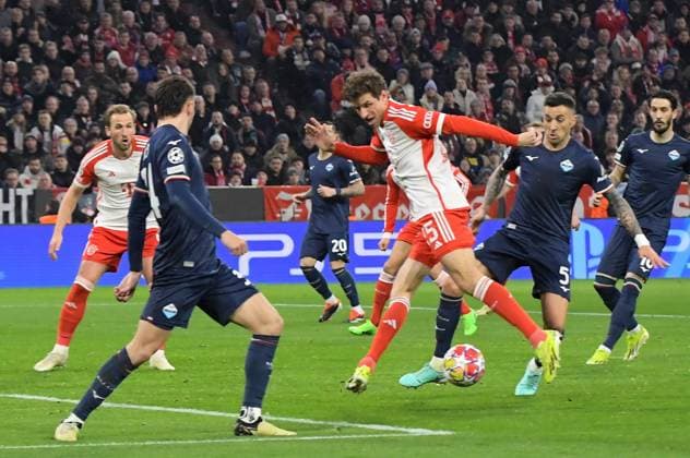 05 03 2024, xemx, Football UEFA Champions League 1 8 Final, FC Bayern Muenchen Lazio Rom emspor, v l Thomas Mueller FC Bayern Muenchen , Matias Vecino Lazio Rom DFL DFB REGULATIONS PROHIBIT ANY USE OF PHOTOGRAPHS as IMAGE SEQUENCES and or QUASI VIDEO Muenchen