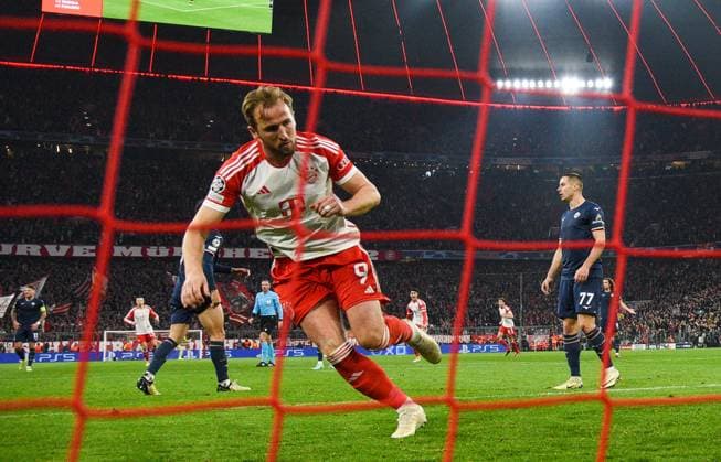 05 03 2024, xemx, Football UEFA Champions League 1 8 Final, FC Bayern Muenchen Lazio Rom emspor, v l Harry Kane FC Bayern Muenchen Jubel, Torjubel, celebrate the goal, jubiliert über das Tor zum 1 0 DFL DFB REGULATIONS PROHIBIT ANY USE OF PHOTOGRAPHS as IMAGE SEQUENCES and or QUASI VIDEO Muenchen
