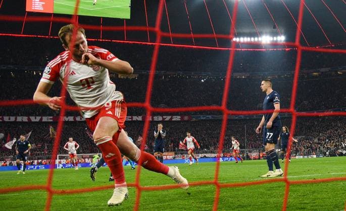 05 03 2024, xemx, Football UEFA Champions League 1 8 Final, FC Bayern Muenchen Lazio Rom emspor, v l Harry Kane FC Bayern Muenchen Jubel, Torjubel, celebrate the goal, jubiliert über das Tor zum 1 0 DFL DFB REGULATIONS PROHIBIT ANY USE OF PHOTOGRAPHS as IMAGE SEQUENCES and or QUASI VIDEO Muenchen