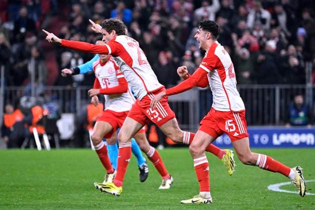 MUELLER Thomas Team FC Bayern Muenchen cheers with PAVLOVIC Aleksandar and MUSIALA Jamal after his goal for 2 0 UEFA Championsleague season 2023 2024 Round of 16 match FC Bayern Muenchen Lazio Rome on 05 03 2024 in Muenchen DFL REGULATIONS PROHIBIT ANY USE OF PHOTOGRAPHS as IMAGE SEQUENCES and or QUASI VIDEO Copyright: xJerryxAndrex