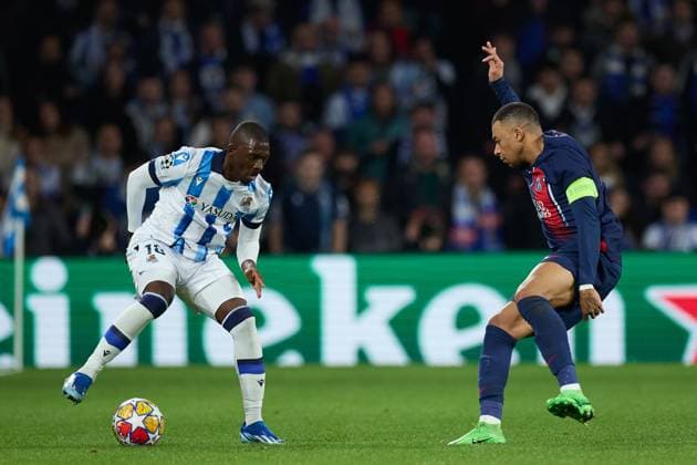 March 5, 2024, San Sebastian, Guipuzcoa, SPAIN: Hamari Traore of Real Sociedad competes for the ball with Kylian Mbappe of Paris Saint-Germain during the UEFA Champions League match between Real Sociedad and Paris Saint-Germain at Reale Arena on March 5, 2024, in San Sebastian, Spain. San Sebastian SPAIN - ZUMAa181 20240305_zaa_a181_116 Copyright: xRicardoxLarreinax