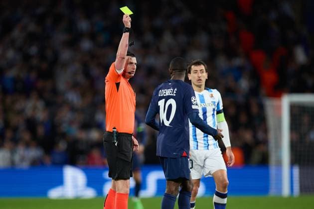 March 5, 2024, San Sebastian, Guipuzcoa, SPAIN: Michael Oliver shows a yellow card to Ousmane Dembele of Paris Saint-Germain during the UEFA Champions League match between Real Sociedad and Paris Saint-Germain at Reale Arena on March 5, 2024, in San Sebastian, Spain. San Sebastian SPAIN - ZUMAa181 20240305_zaa_a181_117 Copyright: xRicardoxLarreinax