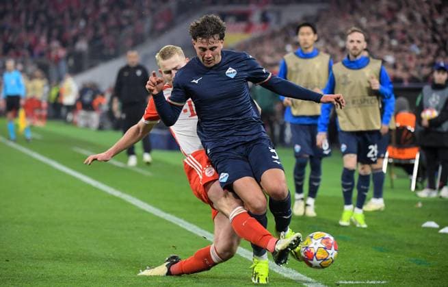 05 03 2024, xemx, Football UEFA Champions League 1 8 Final, FC Bayern Muenchen Lazio Rom emspor, v l Matthijs de Ligt FC Bayern Muenchen , Luca Pellegrini Lazio Rom Zweikampf, Aktion, action, battle for the ball DFL DFB REGULATIONS PROHIBIT ANY USE OF PHOTOGRAPHS as IMAGE SEQUENCES and or QUASI VIDEO Muenchen