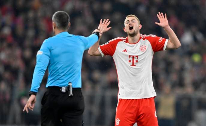 Referee Referee Slavko Vincic SVN Gesture Gesture Matthijs de Ligt FC Bayern Muenchen FCB 04 FC Bayern Muenchen FCB vs Lazio Rome Round of 16 second leg 05 03 2024 DFL REGULATIONS PROHIBIT ANY USE OF PHOTOGRAPHS AS IMAGE SEQUENCES AND OR QUASI VIDEO FC Bayern Muenchen FCB vs Lazio Rome