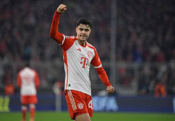 05 03 2024, xemx, Football UEFA Champions League 1 8 Final, FC Bayern Muenchen Lazio Rom emspor, v l team, players, celebrate at the end of the match Aleksandar Pavlovic FC Bayern Muenchen DFL DFB REGULATIONS PROHIBIT ANY USE OF PHOTOGRAPHS as IMAGE SEQUENCES and or QUASI VIDEO Muenchen