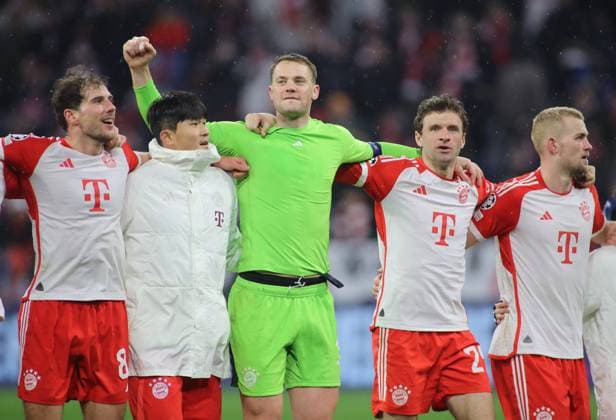 Munich, Germany 05 March 2024 Football, Men, Champions League, Season 2023 2024, Round of 16 second leg, FC Bayern Munich Lazio Rome, Allianz Arena The team after the match in front of the south curve, Leon Goretzka FC Bayern Munich ,Minjae Kim, Min jae Kim FC Bayern Munich ,Manuel Neuer FC Bayern Munich ,Thomas Müller, Mueller FC Bayern Munich Matthijs de Ligt FC Bayern Munich f l n r