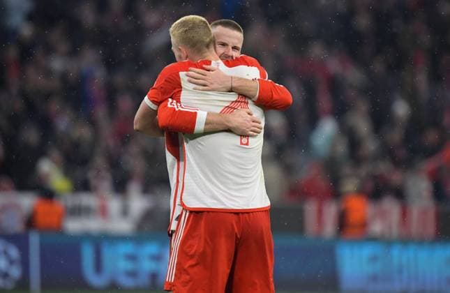 05 03 2024, xemx, Football UEFA Champions League 1 8 Final, FC Bayern Muenchen Lazio Rom emspor, v l team, players, celebrate at the end of the match DFL DFB REGULATIONS PROHIBIT ANY USE OF PHOTOGRAPHS as IMAGE SEQUENCES and or QUASI VIDEO Muenchen