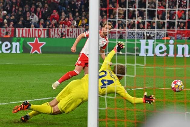 Harry KANE Bayern Muenchen scores the goal to make it 3 0, Action,Goal kick against goalkeeper Ivan PROVEDEL Lazio Football Champions League round of 16 FC Bayern Muenchen Lazio Rome 3 0 on 05 03 2024, A L L I A N Z A R E N A