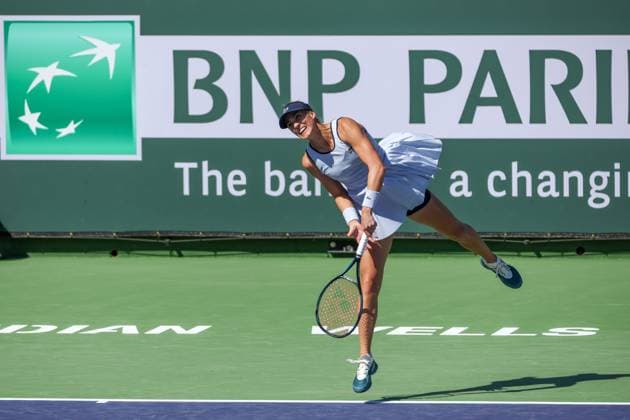 INDIAN WELLS, CA - MARCH 05: Bernarda Pera (USA) serves during the qualifying round for the BNP Paribas Open on March 5, 2024 at Indian Wells Tennis Garden in Indian Wells. CA. (Photo by George Walker Icon Sportswire) TENNIS: MAR 05 BNP Paribas Open EDITORIAL USE ONLY Icon240305041