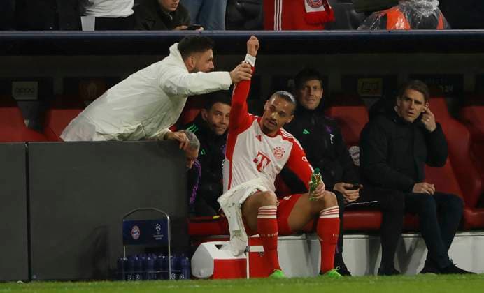05 03 2024, Champions League, FC Bayern Muenchen vs Lazio Rome, Allianz Arena Muenchen, in the picture Sven Ulreich FC Bayern Muenchen lifts the hand of Leroy Sane FC Bayern Muenchen