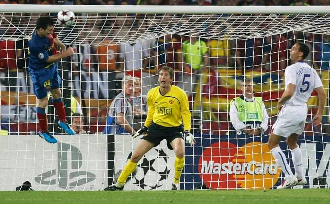 Manchester United, ManU vs FC Barcelona, Barca BarcelonaÂ s Lionel Messi (left) scores against Manchester United during the final of the Champions League between Manchester United and FC Barcelona in the Estadio Olimpico, Rome, Italy, 27 May 2009., Credit:FELIPE TRUEBA Avalon ITALY  Copyright: xFELIPExTRUEBAx xAvalonx 0559806151