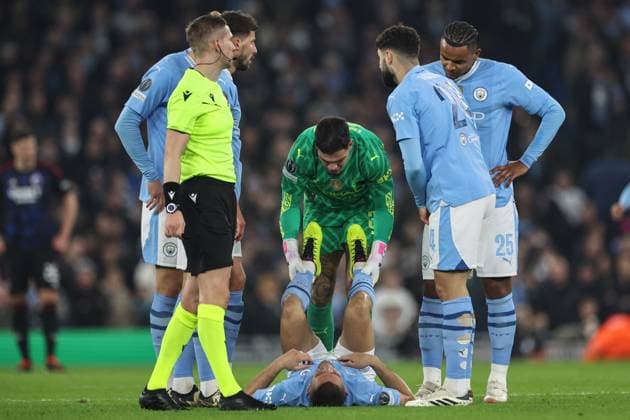 UEFA Champions League Manchester City v F.C. Copenhagen Ederson of Manchester City helps out Mateo KovaÄiÄ‡ of Manchester City who is injured on the floor during the UEFA Champions League match Manchester City vs F.C. Copenhagen at Etihad Stadium, Manchester, United Kingdom, 6th March 2024 (Photo by Mark Cosgrove News Images) Manchester Etihad Stadium Manchester United, ManU Kingdom Copyright: xMarkxCosgrove NewsxImagesx
