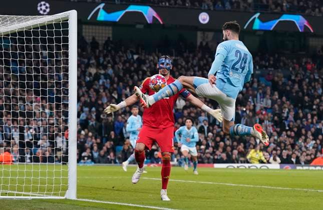 MANCHESTER, ENGLAND, 6th March 2024. Josko Gvardiol of Manchester City attempts to control the ball in front of Kamil Grabara of FC Copenhagen during the UEFA Champions League match at the Etihad Stadium, MANCHESTER. Picture credit should read: Andrew Yates Sportimage EDITORIAL USE ONLY. No use with unauthorised audio, video, data, fixture lists, club league logos or live services. Online in-match use limited to 120 images, no video emulation. No use in betting, games or single club league player publications. SPI-2988-0049
