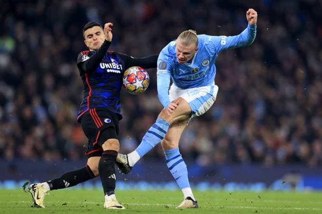 UEFA Champions League Manchester City gegen FC Kopenhagen 06. März 2024 UEFA Champions League Achtelfinale Manchester City gegen FC Kopenhagen Erling Haaland von Manchester City wird von Mohamed Elyounoussi vom FC Kopenhagen geblockt Foto Simon Stacpoole Abseits Manchester UK  Copyright: xSimonxStacpoolexOffside
