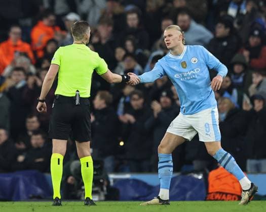 UEFA Champions League Manchester City v F.C. Copenhagen Erling Haaland of Manchester City shakes hands with Erling Haaland of Manchester City as he is substituted during the UEFA Champions League match Manchester City vs F.C. Copenhagen at Etihad Stadium, Manchester, United Kingdom, 6th March 2024 (Photo by Mark Cosgrove News Images) Manchester Etihad Stadium Manchester United, ManU Kingdom Copyright: xMarkxCosgrove NewsxImagesx
