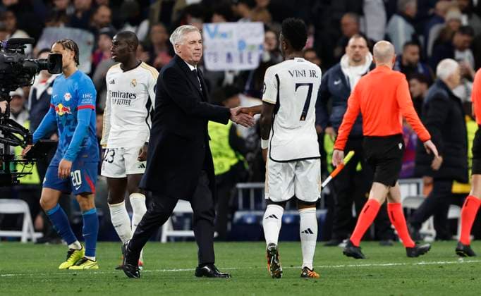 Partido de vuelta de octavos de la Liga de Campeones entre el Real Madrid y el Leipzig. En la imagen, Vinicius y Ancelotti celebran la victoria. Second leg of 1 8 Champions League between Real Madrid and Leipzig. In this picture, Vinicius and Ancelotti celebrate the victory. ÃNGELxRIVERO  ecommerceFotos eCommerce2-148523673