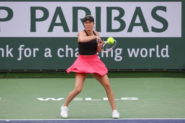 INDIAN WELLS, CA - MARCH 06: Danielle Collins (USA) hits a forehand during the BNP Paribas Open on March 6, 2024 at Indian Wells Tennis Garden in Indian Wells. CA. (Photo by George Walker Icon Sportswire) TENNIS: MAR 06 BNP Paribas Open EDITORIAL USE ONLY Icon240306051