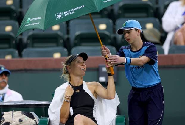 Caroline Wozniacki of Denmark sits under an umbrella in the rain BNP Paribas Open, Tennis, Day 1, Indian Wells Tennis Garden, California, USA - 06 Mar 2024  Copyright: xEllaxLing Shutterstockx 14378714bf