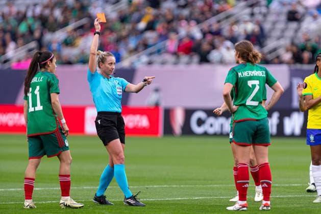 Sport Bilder des Tages RECORD DATE NOT STATED Concacaf W Gold Cup 2024 Brazil vs Mexico Referee Mary Tori Penso shows red card to Nicolette Hernandez of Mexico during the Semifinals match between Brazil and Mexico (Mexican national team, Nationalteam as part of the Concacaf Womens Gold Cup 2024, at Snapdragon Stadium on March 06, 2024 in San Diego, California, United States. SAN DIEGO CALIFORNIA UNITED STATES  Copyright: xCarlosxZepedax 20240306185538_CWGC_2024_SF_BRA_MEX_HERNANDEZ163