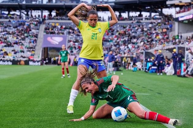 RECORD DATE NOT STATED Concacaf W Gold Cup 2024 Brazil vs Mexico Duda Santos (L) of Brazil fights for the ball with Maria Sanchez (R) of Mexico during the Semifinals match between Brazil and Mexico (Mexican national team, Nationalteam as part of the Concacaf Womens Gold Cup 2024, at Snapdragon Stadium on March 06, 2024 in San Diego, California, United States. SAN DIEGO CALIFORNIA UNITED STATES  Copyright: xJorgexMartinezx 20240306202849_CWGC_2024_SF_BRA_MEX_SANCGEZ270