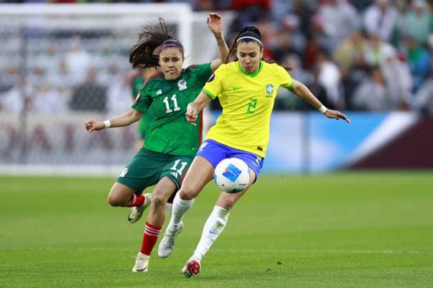 RECORD DATE NOT STATED Concacaf W Gold Cup 2024 Brazil 3-0 Mexico Lizbeth Ovalle (L) of Mexico fights for the ball with Antonia (R) of Brazil during the Semifinals match between Brazil and Mexico (Mexican national team, Nationalteam as part of the Concacaf Womens Gold Cup 2024, at Snapdragon Stadium on March 06, 2024 in San Diego, California, United States. SAN DIEGO CALIFORNIA UNITED STATES  Copyright: xUlisesxNaranjox 20240306204943_CWGC_2024_SF_BRA_MEX_ANTONIA286
