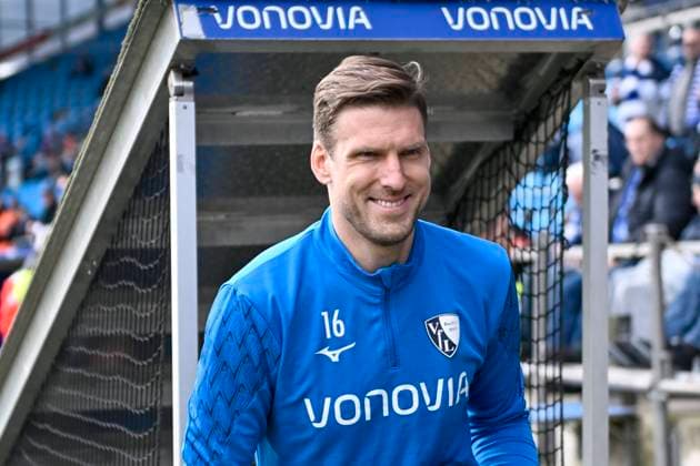 Andreas Luthe 16, VfL Bochum action portrait, half portrait, image, single, single shot, picture, single, solo, alone, 02 03 2024 Football, 1 Bundesliga, VfL Bochum vs RB Leipzig, Vonovia Ruhrstadion, Bochum, DFB DFL REGULATIONS PROHIBIT ANY USE OF PHOTOGRAPHS AS IMAGE SEQUENCES AND OR QUASI VIDEO NRW Germany Copyright: xpepphotox xHorstxMauelshagenx pep00321, pep_20240302_hm