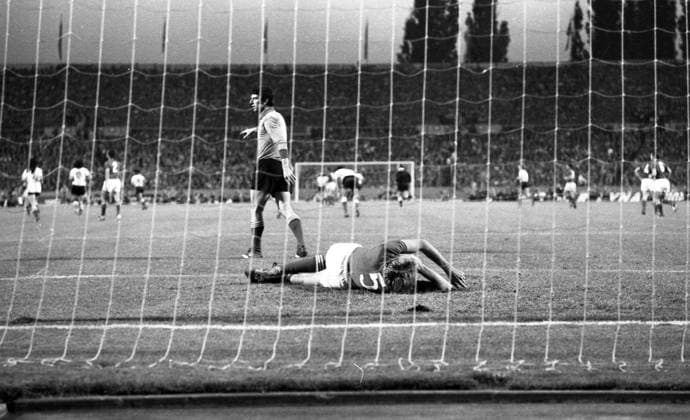 19.06.74 Argentinien - Italien Deutschland, Stuttgart, 19.06.1974, Fussball, WM 1974 in Deutschland, Argentinien - Italien (1:1): v.l. Dino Zoff, Franceso Morini (beide Italien). *** 19 06 74 Argentina Italy Germany, Stuttgart, 19 06 1974, Football, 1974 World Cup in Germany, Argentina Italy 1 1 v l Dino Zoff, Franceso Morini both Italy