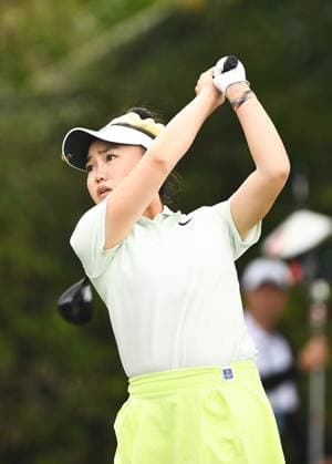(240307) -- LINGSHUI, March 7, 2024 -- Lucy Li of the United States watches a shot during the first round of the Blue Bay LPGA, Golf Damen golf tournament in Lingshui, south China s Hainan Province, March 7, 2024. ) (SP)CHINA-HAINAN-LINGSHUI-GOLF-BLUE BAY LPGA (CN) YangxGuanyu 