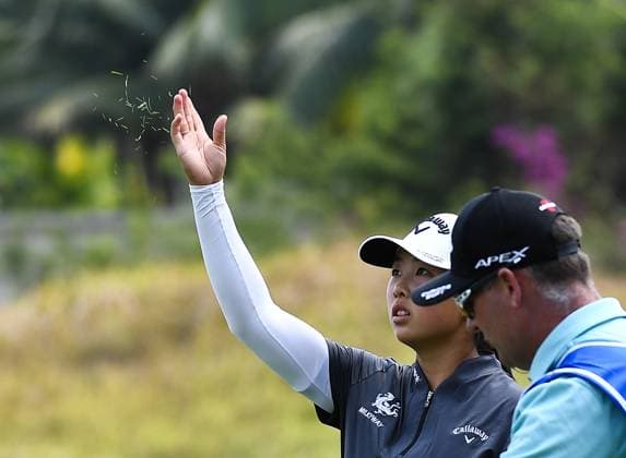 (240307) -- LINGSHUI, March 7, 2024 -- Yin Ruoning of China checks wind speed during the first round of the Blue Bay LPGA, Golf Damen golf tournament in Lingshui, south China s Hainan Province, March 7, 2024. ) (SP)CHINA-HAINAN-LINGSHUI-GOLF-BLUE BAY LPGA (CN) YangxGuanyu 
