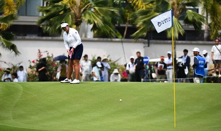 (240307) -- LINGSHUI, March 7, 2024 -- Lilia Vu of the United States putts a shot during the first round of the Blue Bay LPGA, Golf Damen golf tournament in Lingshui, south China s Hainan Province, March 7, 2024. ) (SP)CHINA-HAINAN-LINGSHUI-GOLF-BLUE BAY LPGA (CN) YangxGuanyu 