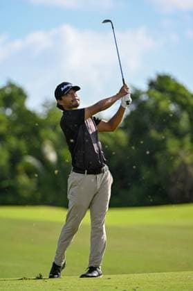 RIO GRANDE, PR - MARCH 07: Satoshi Kodaira (JPN) watches his approach shot on 18 during Rd1 of the Puerto Rico Open at Grand Reserve Country Club (Old) on March 7, 2024, in Rio Grande, Puerto Rico. (Photo by Ken Murray Icon Sportswire) GOLF: MAR 07 PGA, Golf Herren Puerto Rico Open EDITORIAL USE ONLY Icon240307036