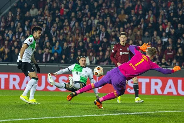 Football - UEFA Europa League - Round of 16 1st Leg - AC Sparta Praha v Liverpool FC PRAGUE, CZECH REPUBLIC - Thursday, March 7, 2024: Liverpool s Darwin Nunez sees his shot saved by Sparta Praha s goalkeeper Peter Vindahl during the UEFA Europa League Round of 16 1st Leg match between AC Sparta Praha and Liverpool FC at Stadion Letna. (Photo by David Rawcliffe Propaganda) PRAGUE Stadion Letna BOHEMIA CZECH REPUBLIC  Copyright: xDavidxRawcliffex P2024-03-07-Sparta_Prague_Liverpool-52