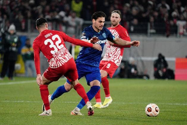 Konstantinos Mavropanos of West Ham takes on Vincenzo Grifo of SC Freiburg Freiburg v West Ham United, UEFA Europa League, Round of 16, First Leg, Football, Stade Europa-Park, Freiburg, Germany - 07 Mar 2024 EDITORIAL USE ONLY No use with unauthorised audio, video, data, fixture lists, club league logos or live services. Online in-match use limited to 120 images, no video emulation. No use in betting, games or single club league player publications. Copyright: xDavexWinter Shutterstockx 14373670ak