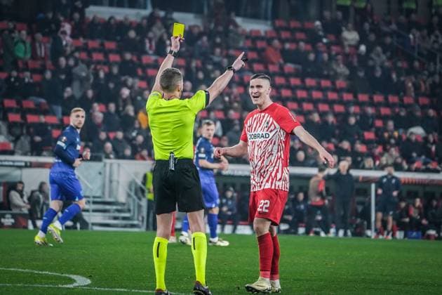 Soccer UEFA Europa League 2023 2024, Round of 16, SC Freiburg West Ham United FC, Europa Park Stadium Referee Alejandro Hernandez shows Freiburgs Roland Sallai a yellow card Freiburg Stadion am Wolfswinkel Germany Copyright: xJoeranxSteinsiekx