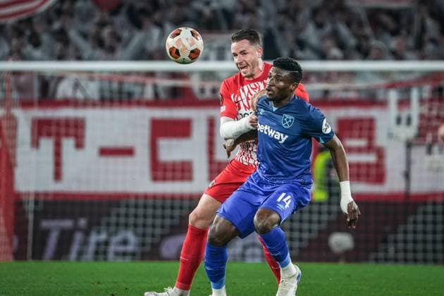 Soccer UEFA Europa League 2023 2024, Round of 16, SC Freiburg West Ham United FC, Europa Park Stadium West Hams Mohammed Kudus in a duel with Freiburgs Christian Günter Freiburg Stadion am Wolfswinkel Germany Copyright: xJoeranxSteinsiekx