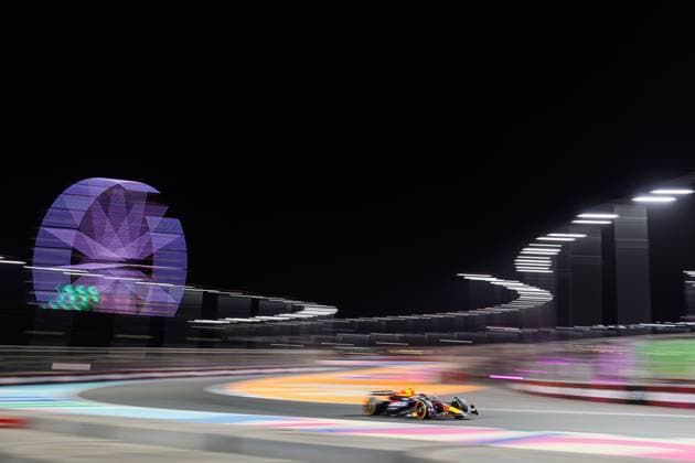11 PEREZ Sergio (mex), Red Bull Racing RB20, action during the Formula 1 STC Saudi Arabian Grand Prix 2024, 2nd round of the 2024 Formula One World Championship, WM, Weltmeisterschaft from March 7 to 9, 2024 on the Jeddah Corniche Circuit, in Jeddah, Saudi Arabia - F1 - SAUDI ARABIAN GRAND PRIX 2024 DPPI Panoramic  240307_R02_SAUDI__LF_0458-Avec accentuation-Bruit