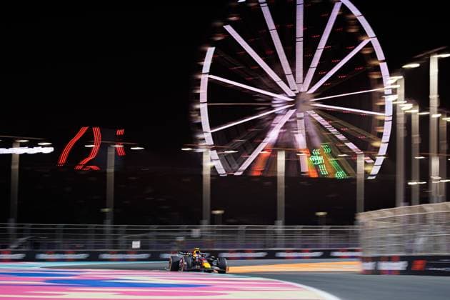 11 PEREZ Sergio (mex), Red Bull Racing RB20, action during the Formula 1 STC Saudi Arabian Grand Prix 2024, 2nd round of the 2024 Formula One World Championship, WM, Weltmeisterschaft from March 7 to 9, 2024 on the Jeddah Corniche Circuit, in Jeddah, Saudi Arabia - F1 - SAUDI ARABIAN GRAND PRIX 2024 DPPI Panoramic  240307_R02_SAUDI__LF_0673-Avec accentuation-Bruit