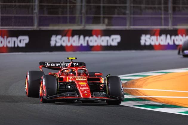 55 SAINZ Carlos (spa), Scuderia Ferrari SF-24, action during the Formula 1 STC Saudi Arabian Grand Prix 2024, 2nd round of the 2024 Formula One World Championship, WM, Weltmeisterschaft from March 7 to 9, 2024 on the Jeddah Corniche Circuit, in Jeddah, Saudi Arabia - F1 - SAUDI ARABIAN GRAND PRIX 2024 DPPI Panoramic  240307_R02_SAUDI__LF39274-Avec accentuation-Bruit
