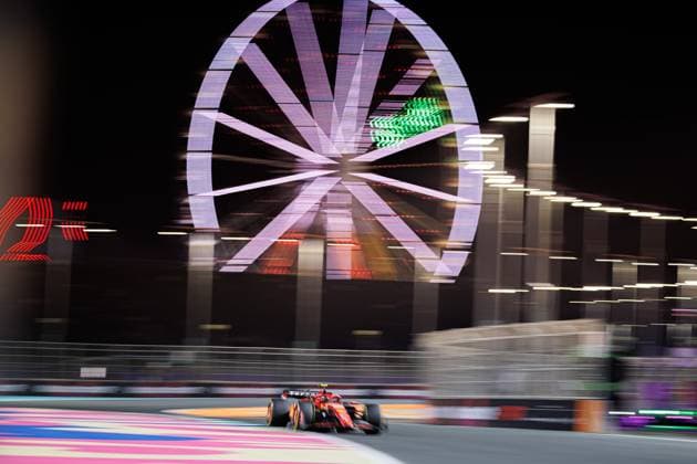 55 SAINZ Carlos (spa), Scuderia Ferrari SF-24, action during the Formula 1 STC Saudi Arabian Grand Prix 2024, 2nd round of the 2024 Formula One World Championship, WM, Weltmeisterschaft from March 7 to 9, 2024 on the Jeddah Corniche Circuit, in Jeddah, Saudi Arabia - F1 - SAUDI ARABIAN GRAND PRIX 2024 DPPI Panoramic  240307_R02_SAUDI__LF_0839-Avec accentuation-Bruit