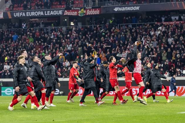 UEFA Europa League SC Freiburg West Ham United 07 03 2024 SC Freiburg players celebrate the victory with the fans with Laola waves UEFA Europa League SC Freiburg West Ham United, Freiburg, Europa Park Stadium on 07 03 2024 Copyright: xBEAUTIFULxSPORTS Wunderlx