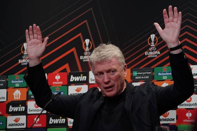 Soccer UEFA Europa League 2023 2024, Round of 16, SC Freiburg West Ham United FC, Europa Park Stadium West Ham coach David Moyes with hand gesture after penalty not given Freiburg Stadion am Wolfswinkel Germany Copyright: xJoeranxSteinsiekx