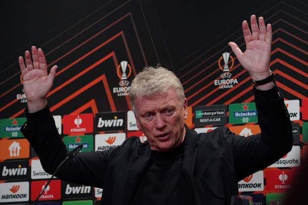 Soccer UEFA Europa League 2023 2024, Round of 16, SC Freiburg West Ham United FC, Europa Park Stadium West Ham coach David Moyes with hand gesture after penalty not given Freiburg Stadion am Wolfswinkel Germany Copyright: xJoeranxSteinsiekx