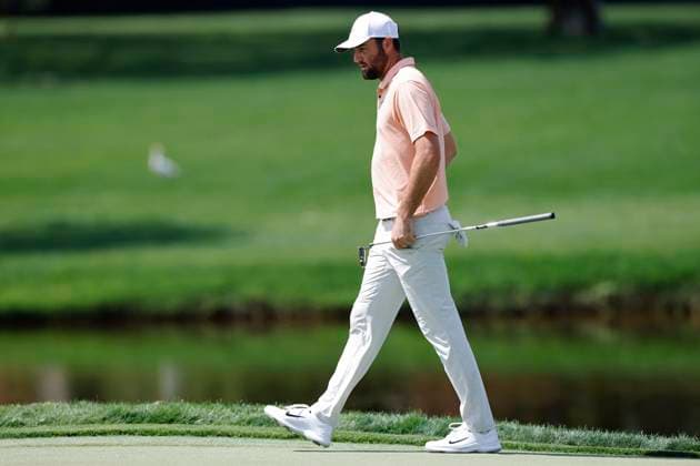 ORLANDO, FL - MARCH 07: Scottie Scheffler of the United States walks onto the green at the 13th hole during the first round of the Arnold Palmer Invitational presented by Mastercard at Arnold Palmer Bay Hill Golf Course on March 07, 2024 in Orlando, Florida. (Photo by Joe Robbins Icon Sportswire) GOLF: MAR 07 PGA, Golf Herren Arnold Palmer Invitational presented by Mastercard EDITORIAL USE ONLY Icon5732403070571