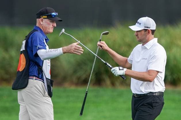 March 7, 2024, Orlando, Florida, United States: Patrick Cantlay (R) and his caddie Joe LaCava exchange clubs on the 18th fairway during the first round of the 2024 Arnold Palmer Invitational presented by Mastercard at Bay Hill Club & Lodge. Orlando United States - ZUMAw109 20240307_fap_w109_019 Copyright: xDebbyxWongx