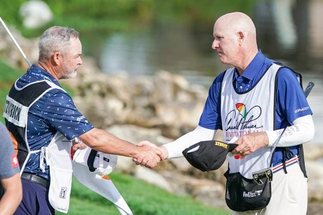 March 7, 2024, Orlando, Florida, United States: Caddies Joe LaCava (R) and Billy Foster shake hands on the 18th green after the first round of the 2024 Arnold Palmer Invitational presented by Mastercard at Bay Hill Club & Lodge. Orlando United States - ZUMAw109 20240307_fap_w109_028 Copyright: xDebbyxWongx