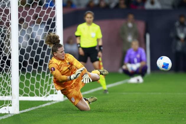 RECORD DATE NOT STATED Concacaf W Gold Cup 2024 Canada 2-2 United States Alyssa Naeher of USA during the Semifinals match between Canada and United States (USA) as part of the Concacaf Womens Gold Cup 2024, at Snapdragon Stadium on March 06, 2024 in San Diego, California, United States. SAN DIEGO CALIFORNIA UNITED STATES  Copyright: xUlisesxNaranjox 20240307000813_CWGC_2024_SF_CAN_USA_NAEHER219