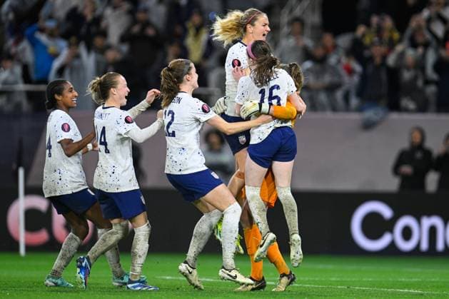 RECORD DATE NOT STATED Concacaf W Gold Cup 2024 Canada 2-2 United States Rose Lavelle, Emily Sonnett, Alyssa Naeher celebrates of USA during the Semifinals match between Canada and United States (USA) as part of the Concacaf Womens Gold Cup 2024, at Snapdragon Stadium on March 06, 2024 in San Diego, California, United States. SAN DIEGO CALIFORNIA UNITED STATES  Copyright: xJorgexMartinezx 20240307001813_CWGC_2024_SF_CAN_USA_NAEHER229