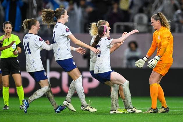 RECORD DATE NOT STATED Concacaf W Gold Cup 2024 Canada 2-2 United States Rose Lavelle, Emily Sonnett, Alyssa Naeher celebrates of USA during the Semifinals match between Canada and United States (USA) as part of the Concacaf Womens Gold Cup 2024, at Snapdragon Stadium on March 06, 2024 in San Diego, California, United States. SAN DIEGO CALIFORNIA UNITED STATES  Copyright: xJorgexMartinezx 20240307001815_CWGC_2024_SF_CAN_USA_NAEHER227