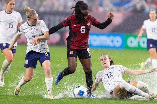 Sport Bilder des Tages RECORD DATE NOT STATED Concacaf W Gold Cup 2024 Canada 2-2 United States Jenna Nighswonger (L) of USA fights for the ball with Denane Rose of Canada during the Semifinals match between Canada and United States (USA) as part of the Concacaf Womens Gold Cup 2024, at Snapdragon Stadium on March 06, 2024 in San Diego, California, United States. SAN DIEGO CALIFORNIA UNITED STATES  Copyright: xCarlosxZepedax 20240306222741_CWGC_2024_SF_CAN_USA_ROSE64
