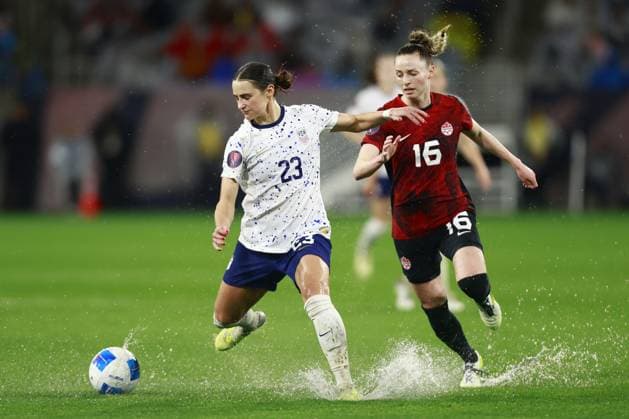 RECORD DATE NOT STATED Concacaf W Gold Cup 2024 Canada 2-2 United States Emily Fox (L) of USA fights for the ball with Gabby Carle (R) of Canada during the Semifinals match between Canada and United States (USA) as part of the Concacaf Womens Gold Cup 2024, at Snapdragon Stadium on March 06, 2024 in San Diego, California, United States. SAN DIEGO CALIFORNIA UNITED STATES  Copyright: xUlisesxNaranjox 20240306223126_CWGC_2024_SF_CAN_USA_FOX84